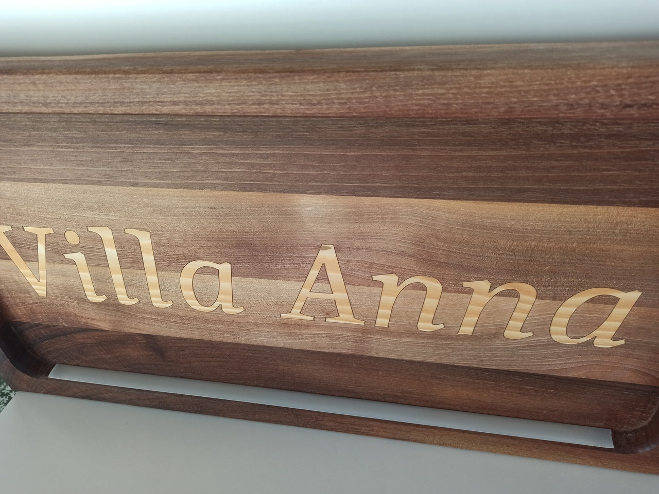 Ξύλινη Πινακίδα από Μασίφ Καρυδιά με Inlay