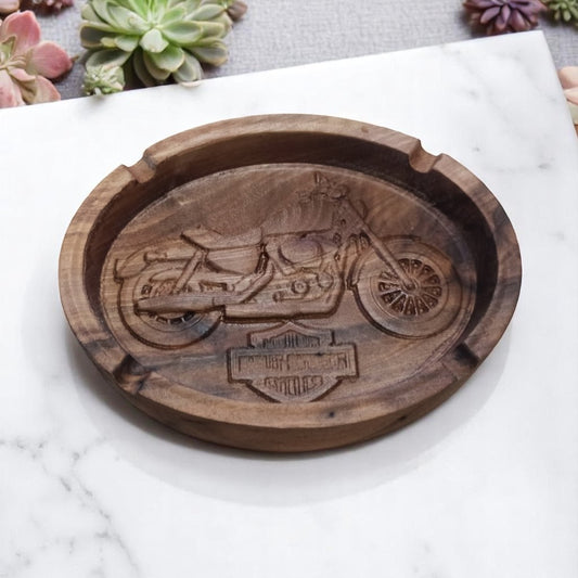 Χειροποίητο Ξύλινο Σταχτοδοχείο με Σχέδιο Μοτοσυκλέτας Harley – Σκαλισμένο σε Καρυδιά